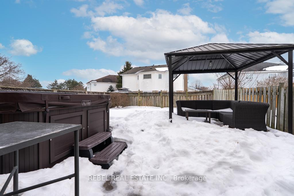 Photo 40 of 63 Moyse Drive, Clarington, Courtice — HOMEH