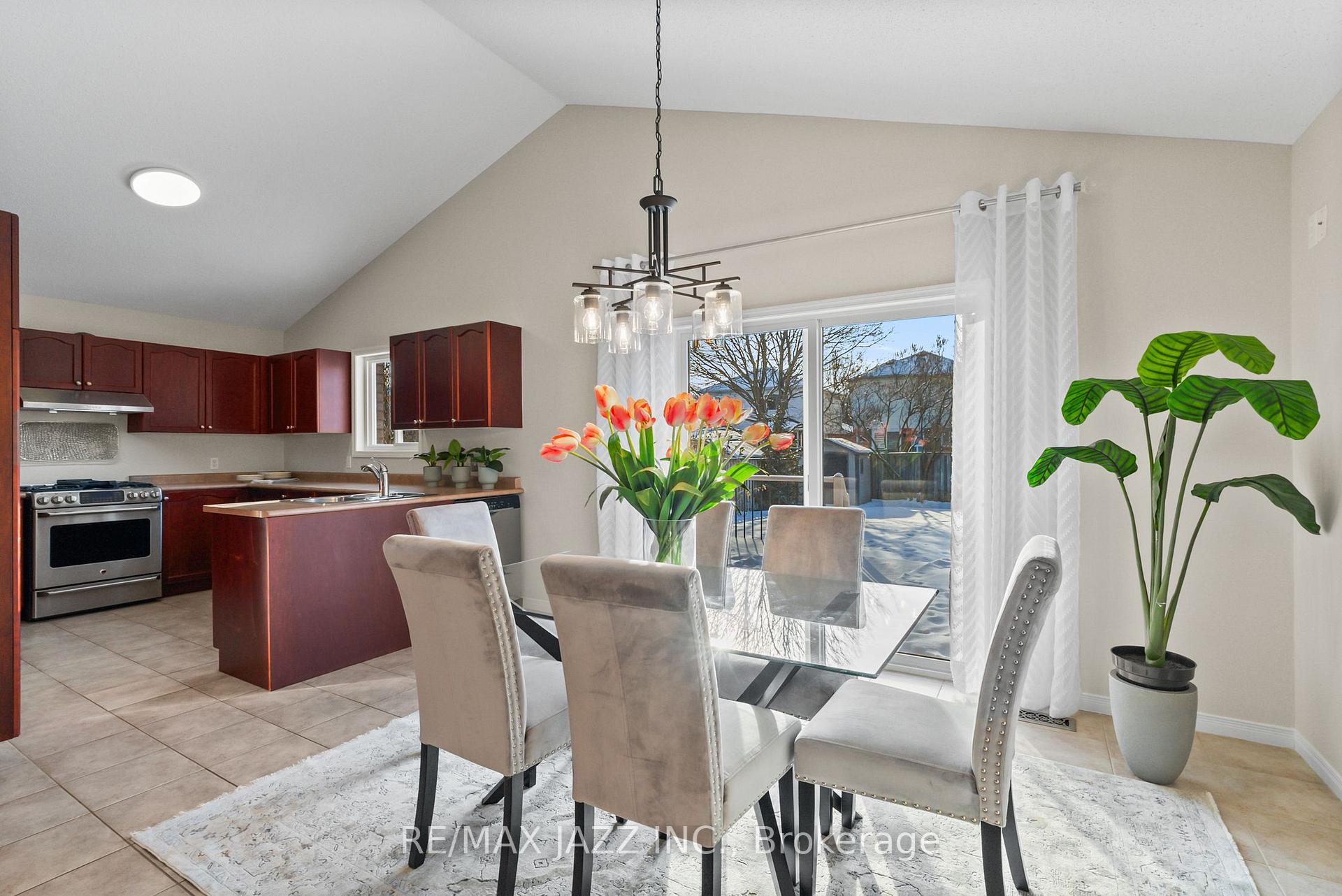 Photo 11 of 94 Bradshaw Street, Clarington, Bowmanville — HOMEH