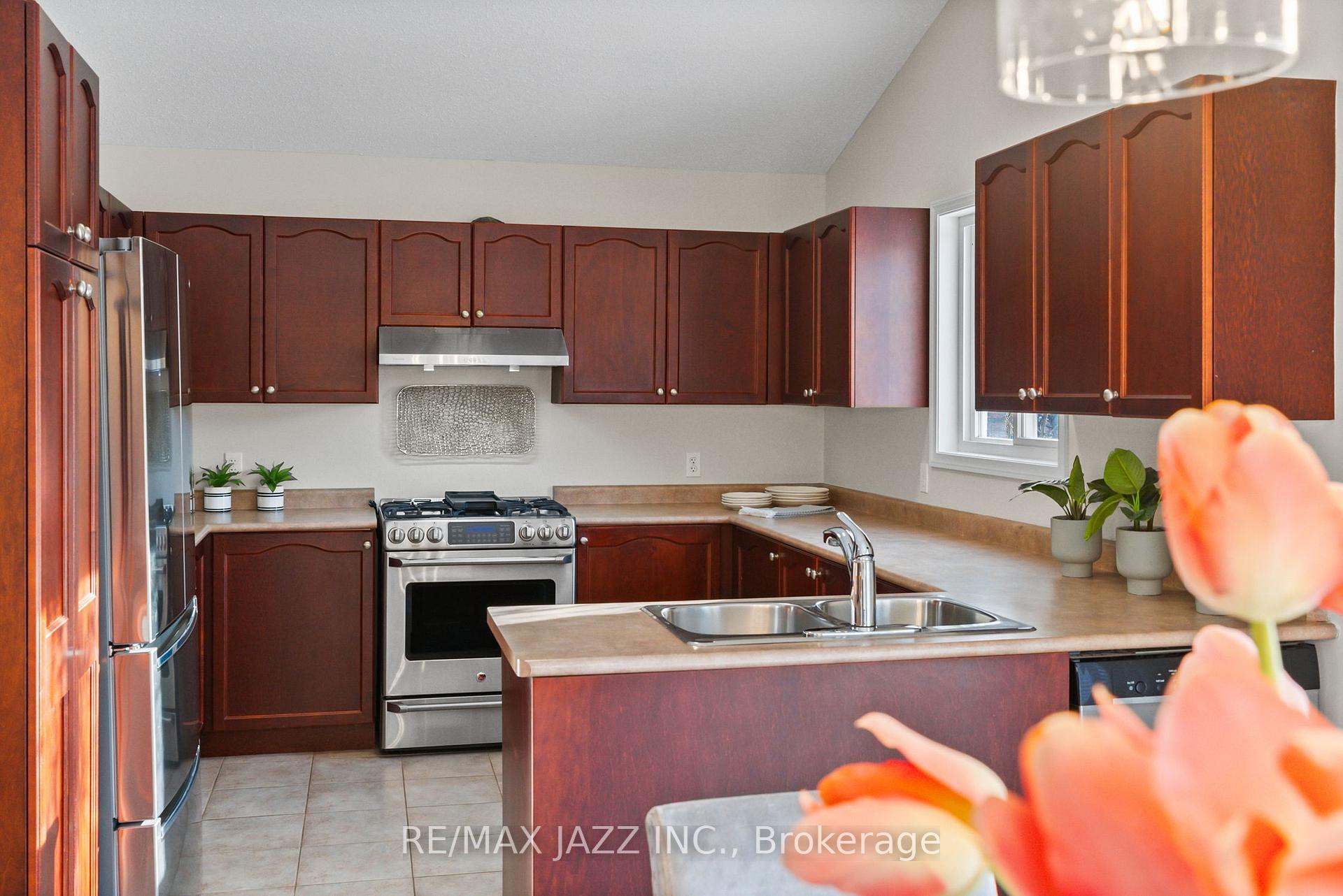 Photo 13 of 94 Bradshaw Street, Clarington, Bowmanville — HOMEH