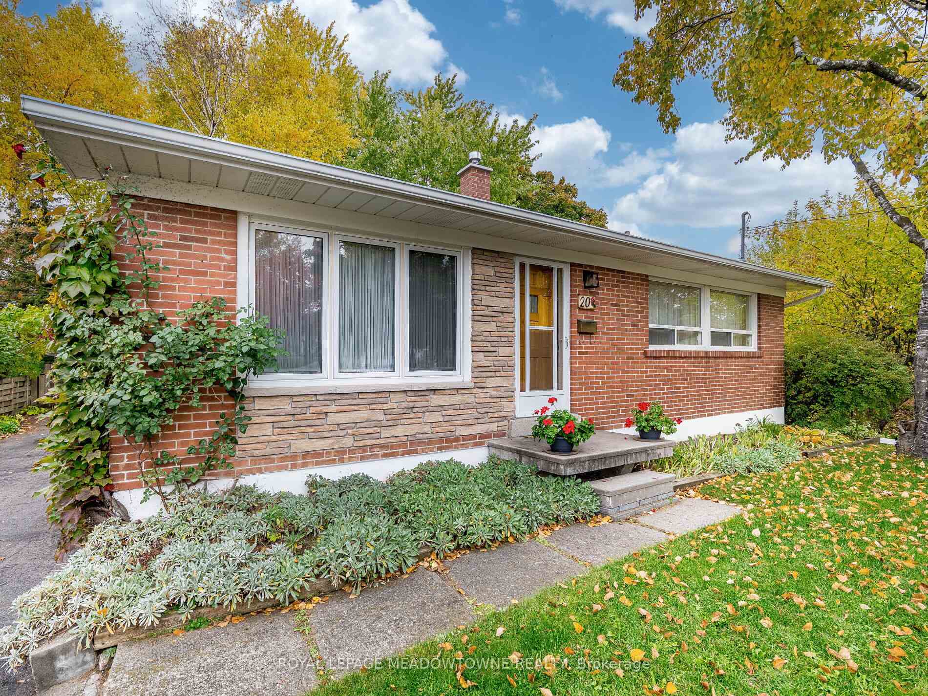 Photo 4 of 20 Erlesmere Avenue, Brampton, Brampton East — HOMEH