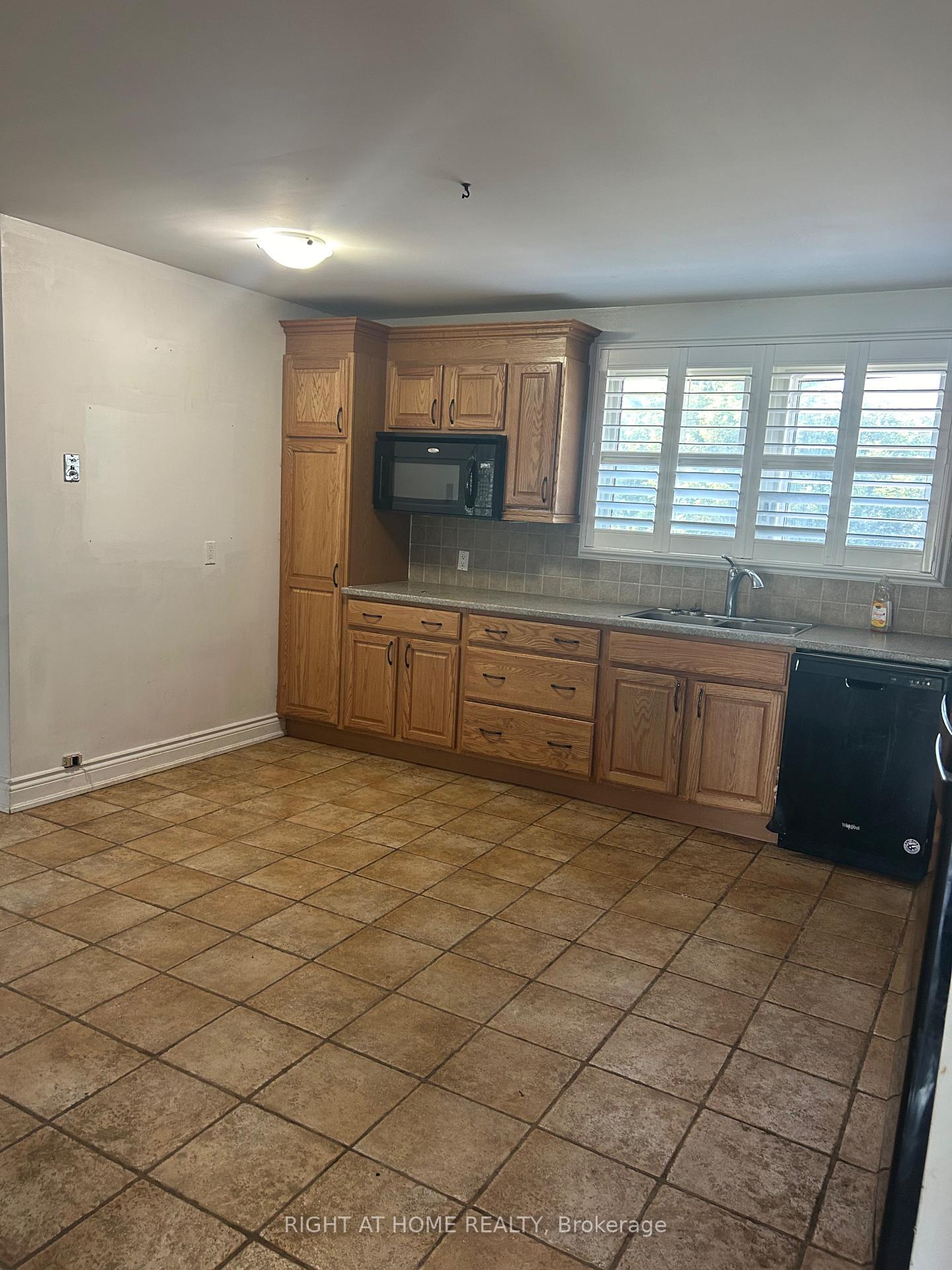 Photo 5 of 1592 Highway # 2 Street, Clarington, Courtice — HOMEH