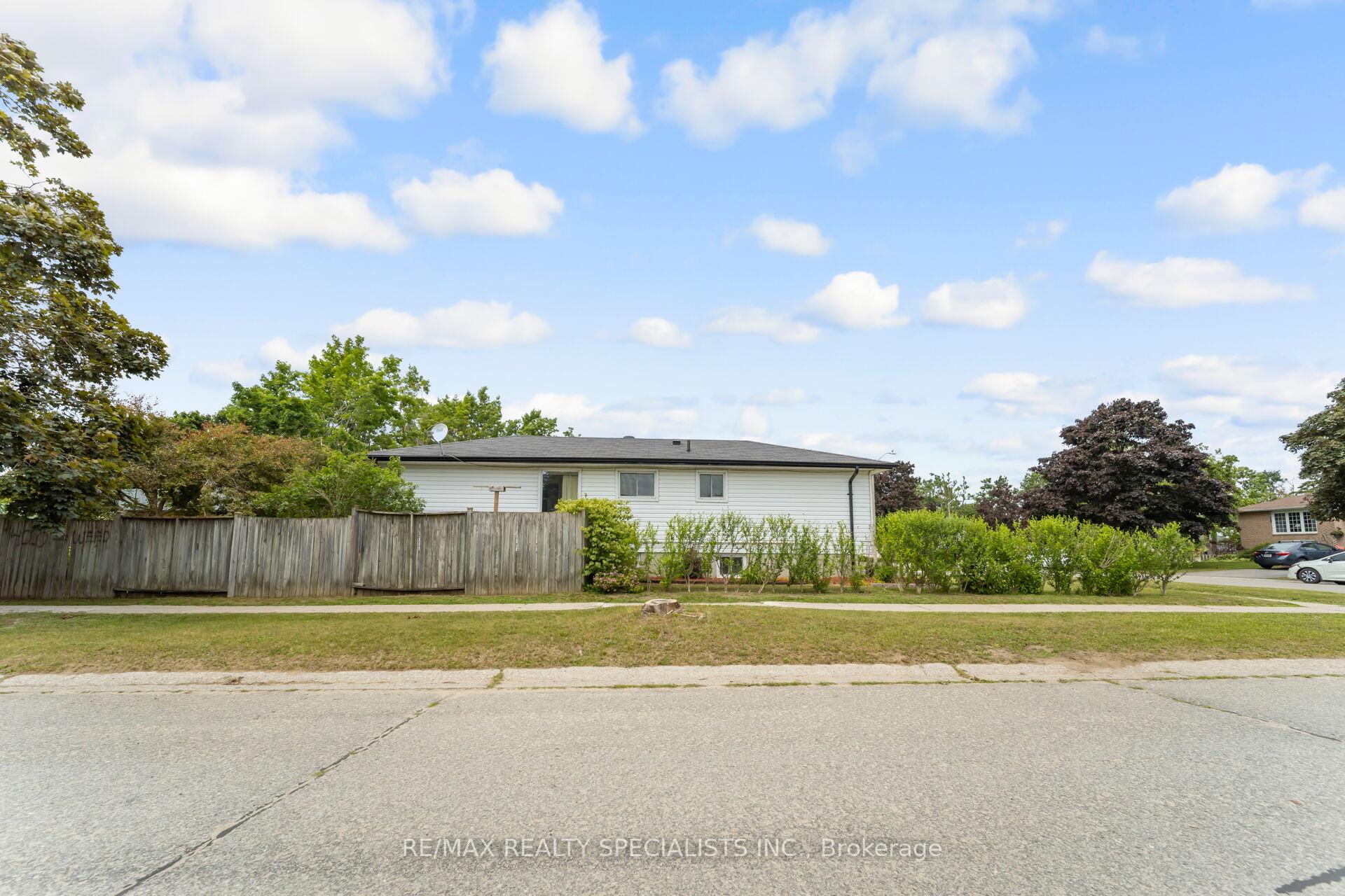 Photo 7 of 65 Bronte Crescent, Barrie, Letitia Heights — HOMEH