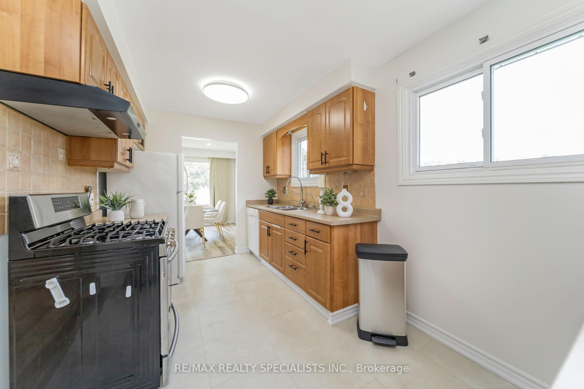 Photo 20 of 65 Bronte Crescent, Barrie, Letitia Heights — HOMEH