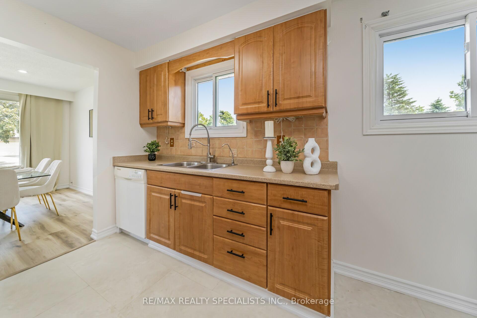 Photo 23 of 65 Bronte Crescent, Barrie, Letitia Heights — HOMEH