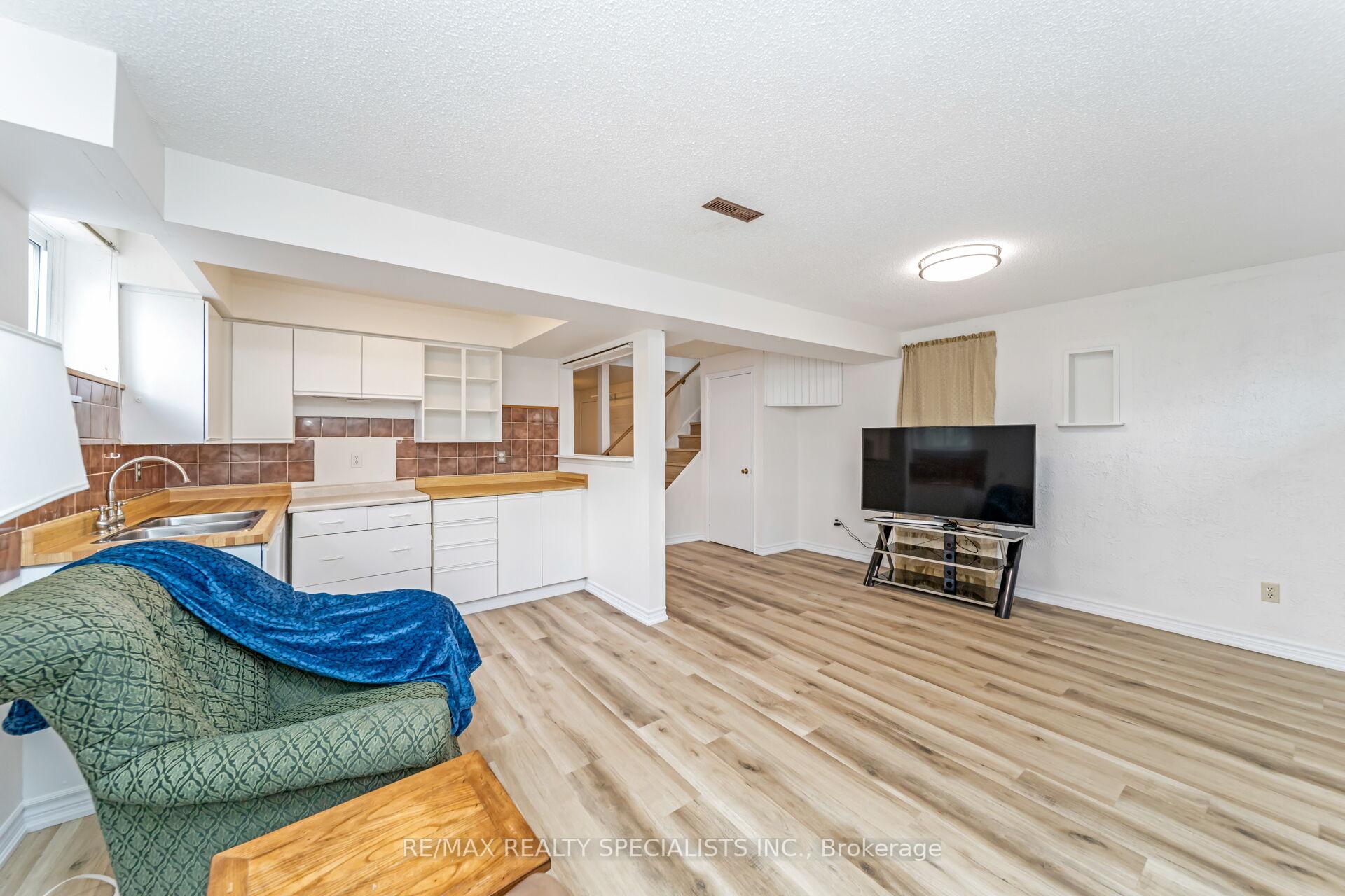 Photo 35 of 65 Bronte Crescent, Barrie, Letitia Heights — HOMEH