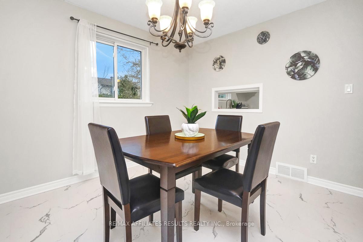Photo 10 of 14 Exeter Drive, Ottawa, Barrhaven - On the Green — HOMEH