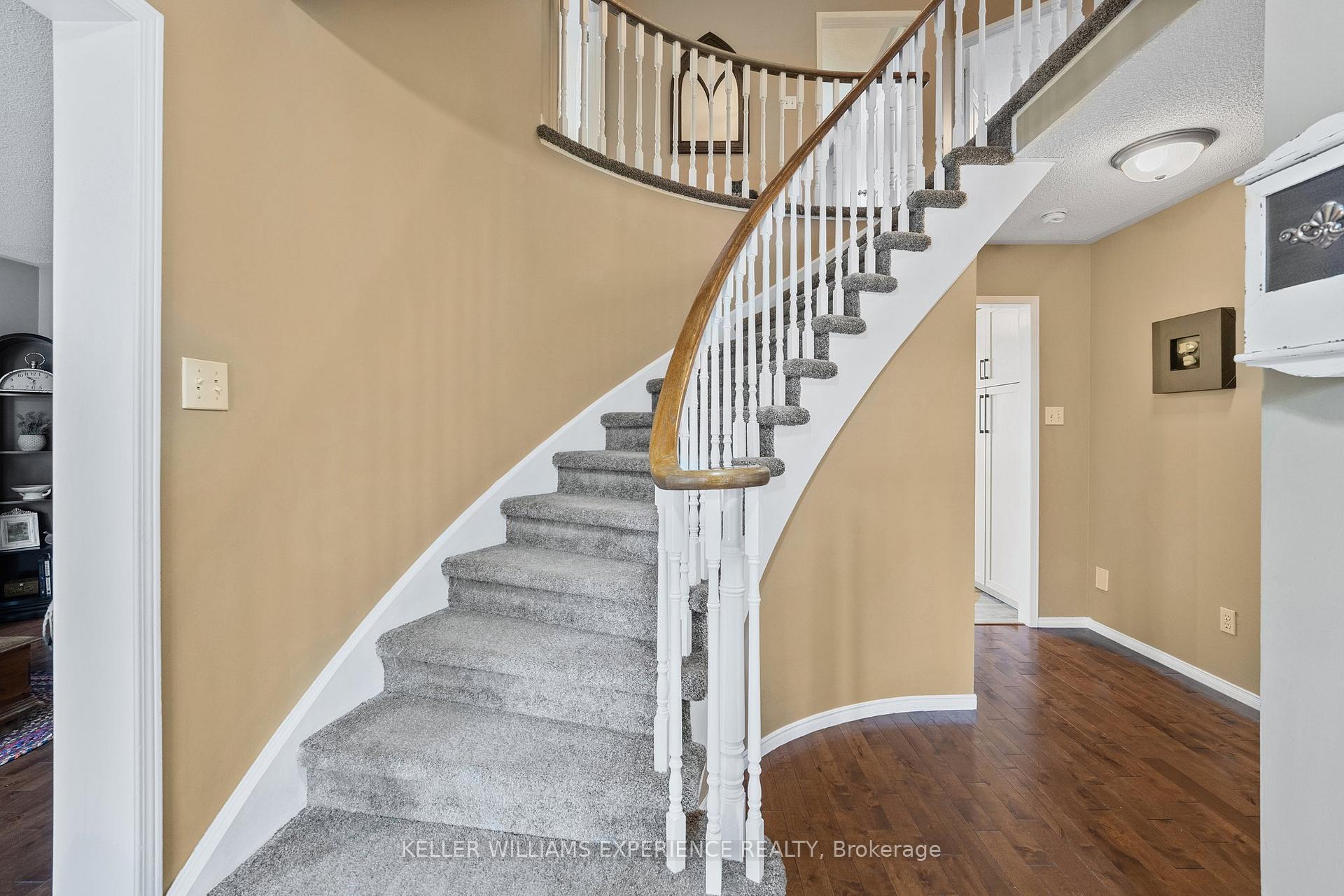 Photo 4 of 481 Ferndale Drive N, Barrie, Northwest — HOMEH