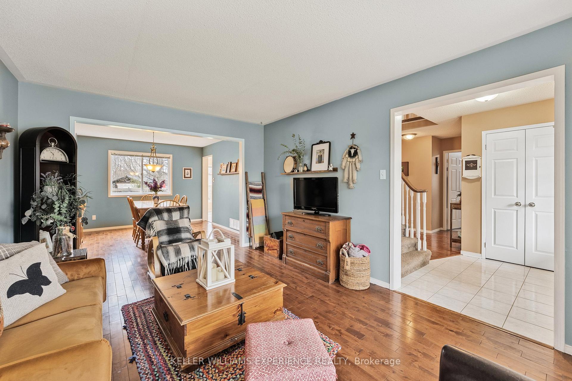 Photo 7 of 481 Ferndale Drive N, Barrie, Northwest — HOMEH