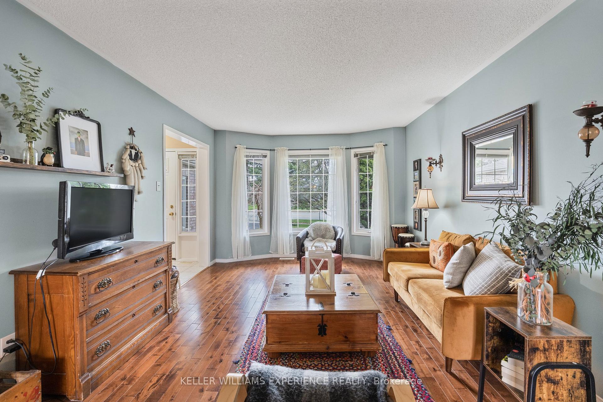 Photo 8 of 481 Ferndale Drive N, Barrie, Northwest — HOMEH