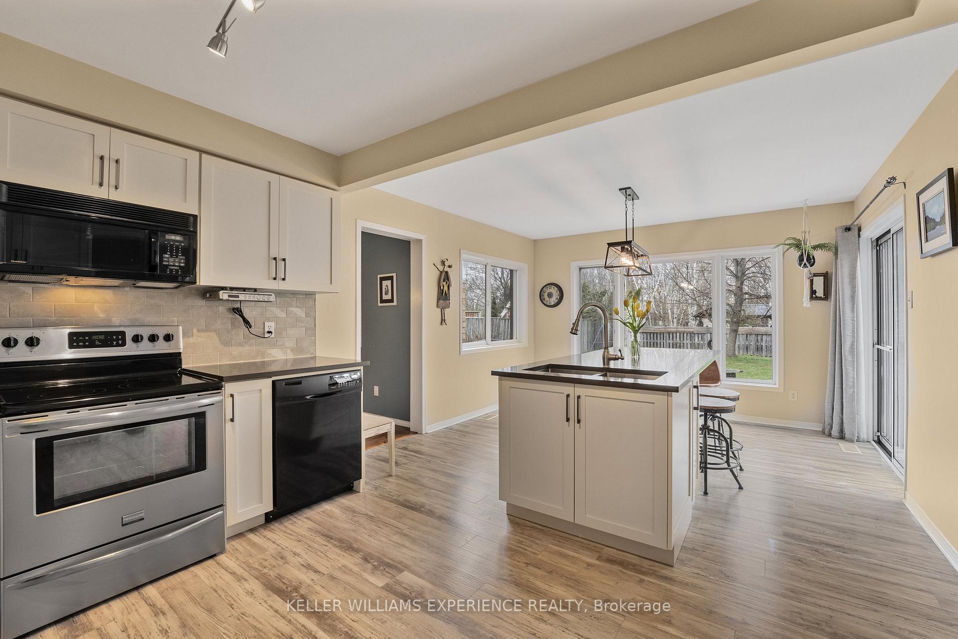 Photo 11 of 481 Ferndale Drive N, Barrie, Northwest — HOMEH