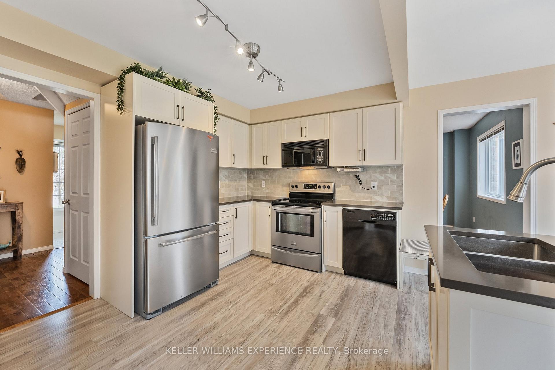 Photo 12 of 481 Ferndale Drive N, Barrie, Northwest — HOMEH