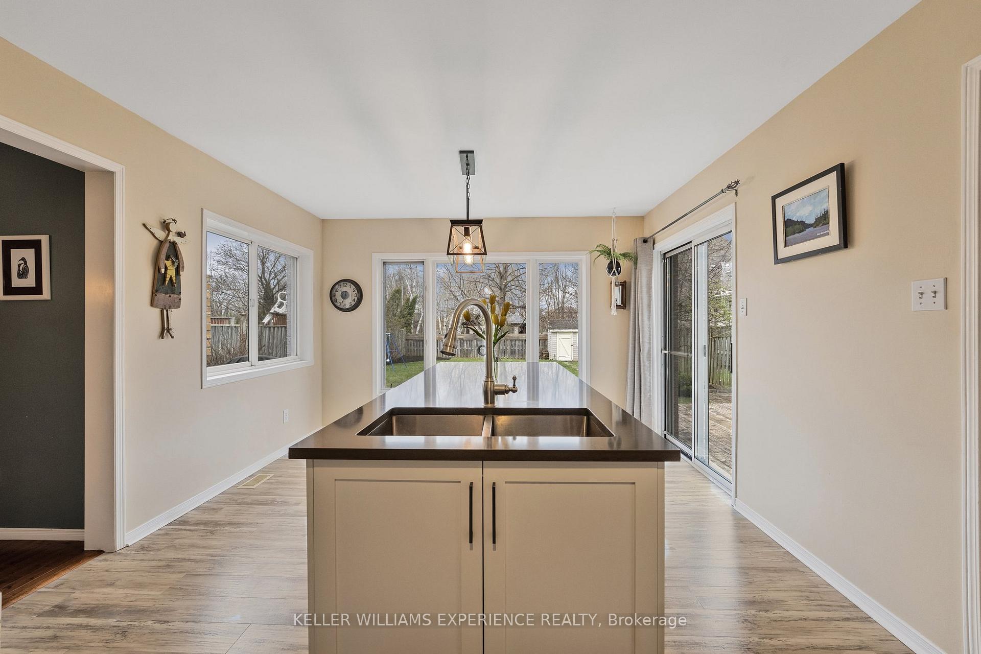 Photo 14 of 481 Ferndale Drive N, Barrie, Northwest — HOMEH