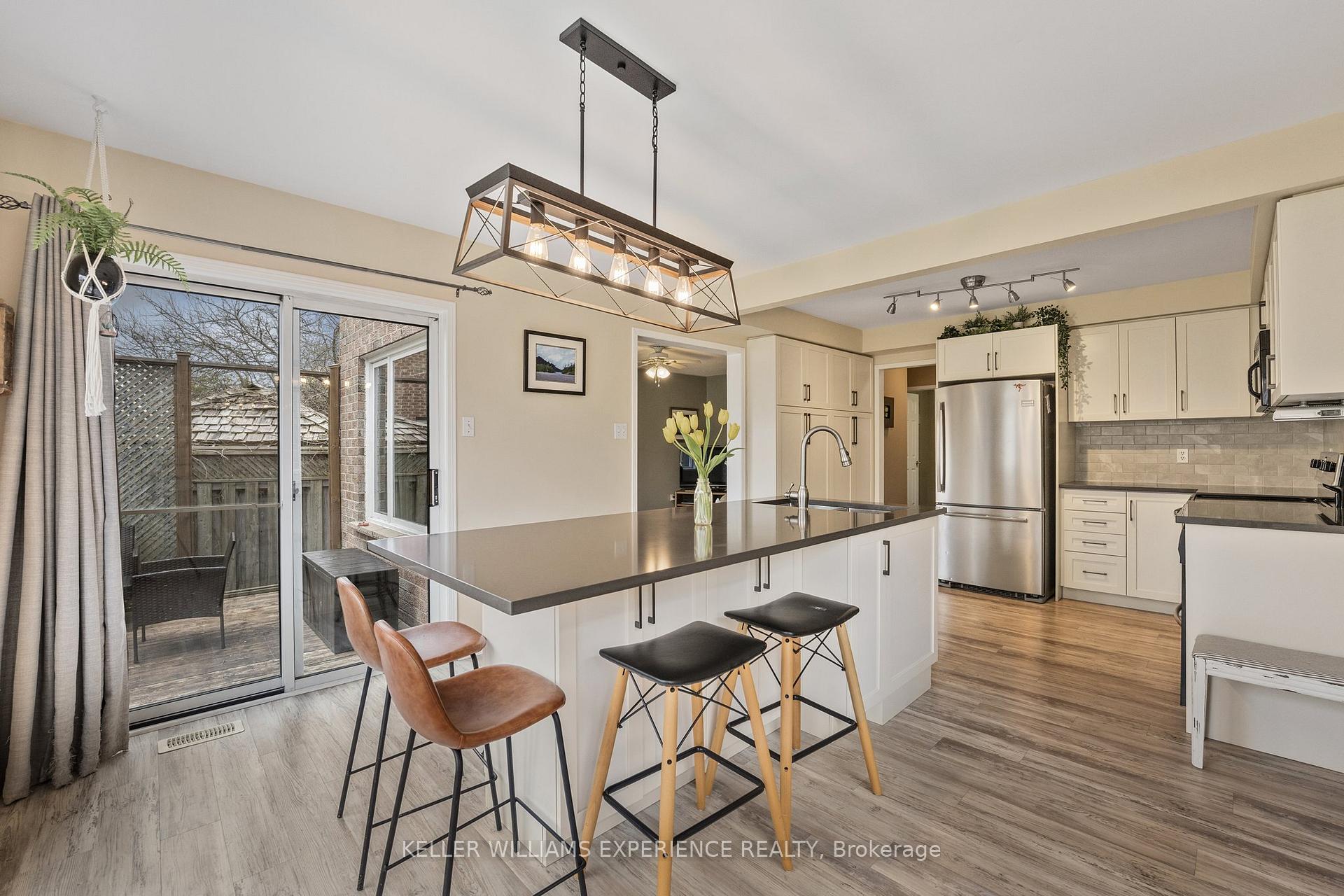 Photo 15 of 481 Ferndale Drive N, Barrie, Northwest — HOMEH