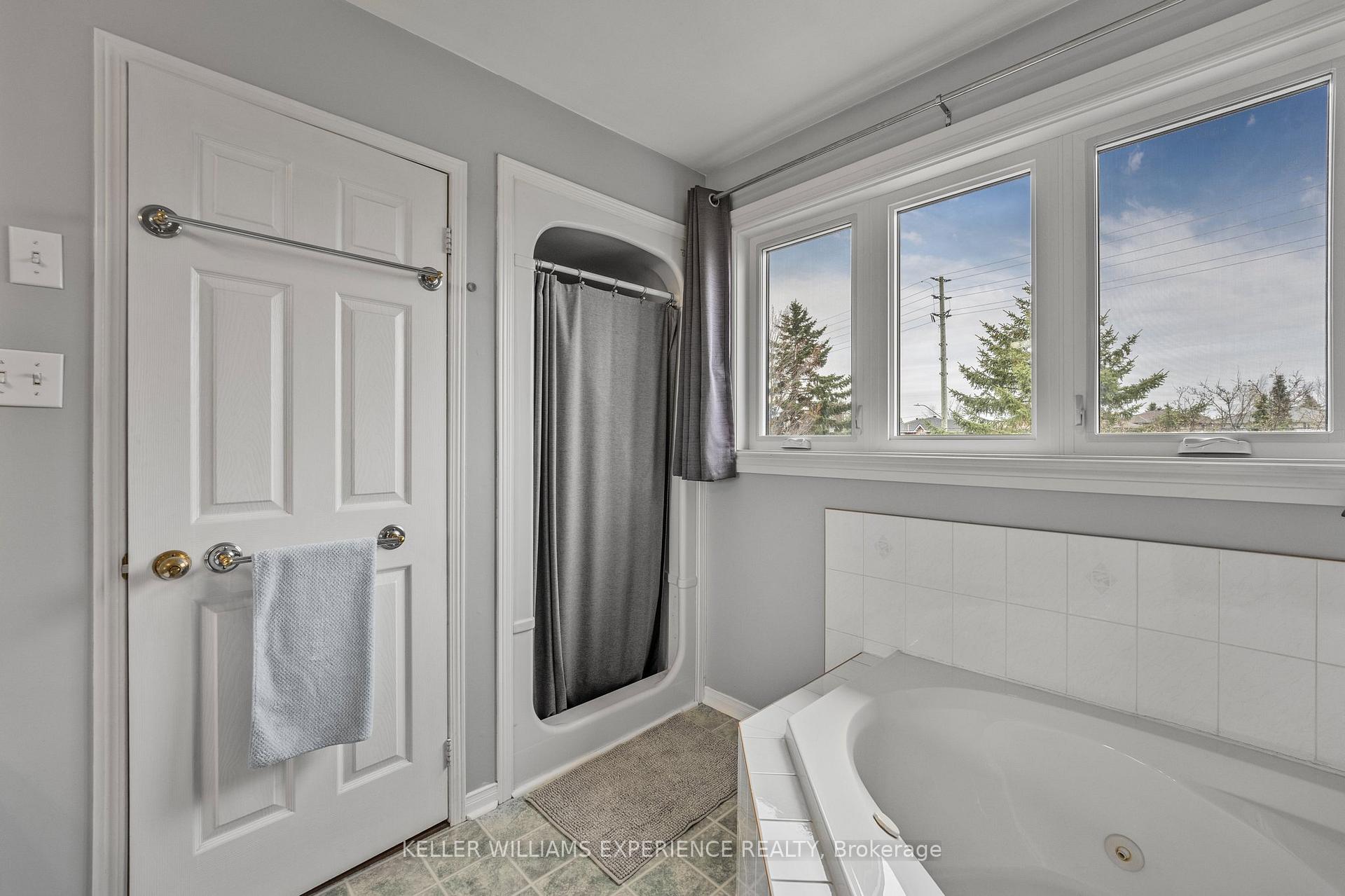 Photo 26 of 481 Ferndale Drive N, Barrie, Northwest — HOMEH