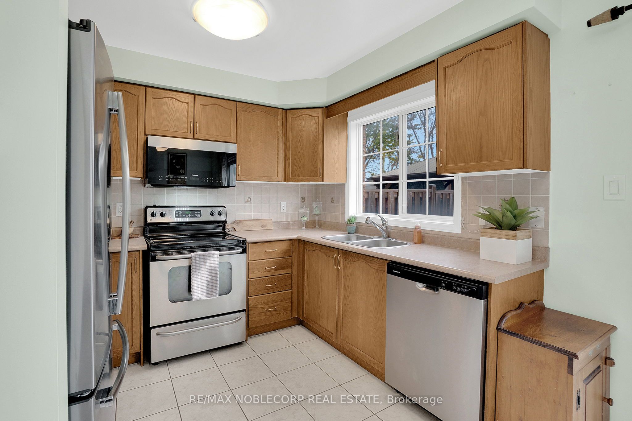 Photo 56 of 54 Lawren Harris Crescent, Caledon, Bolton West — HOMEH