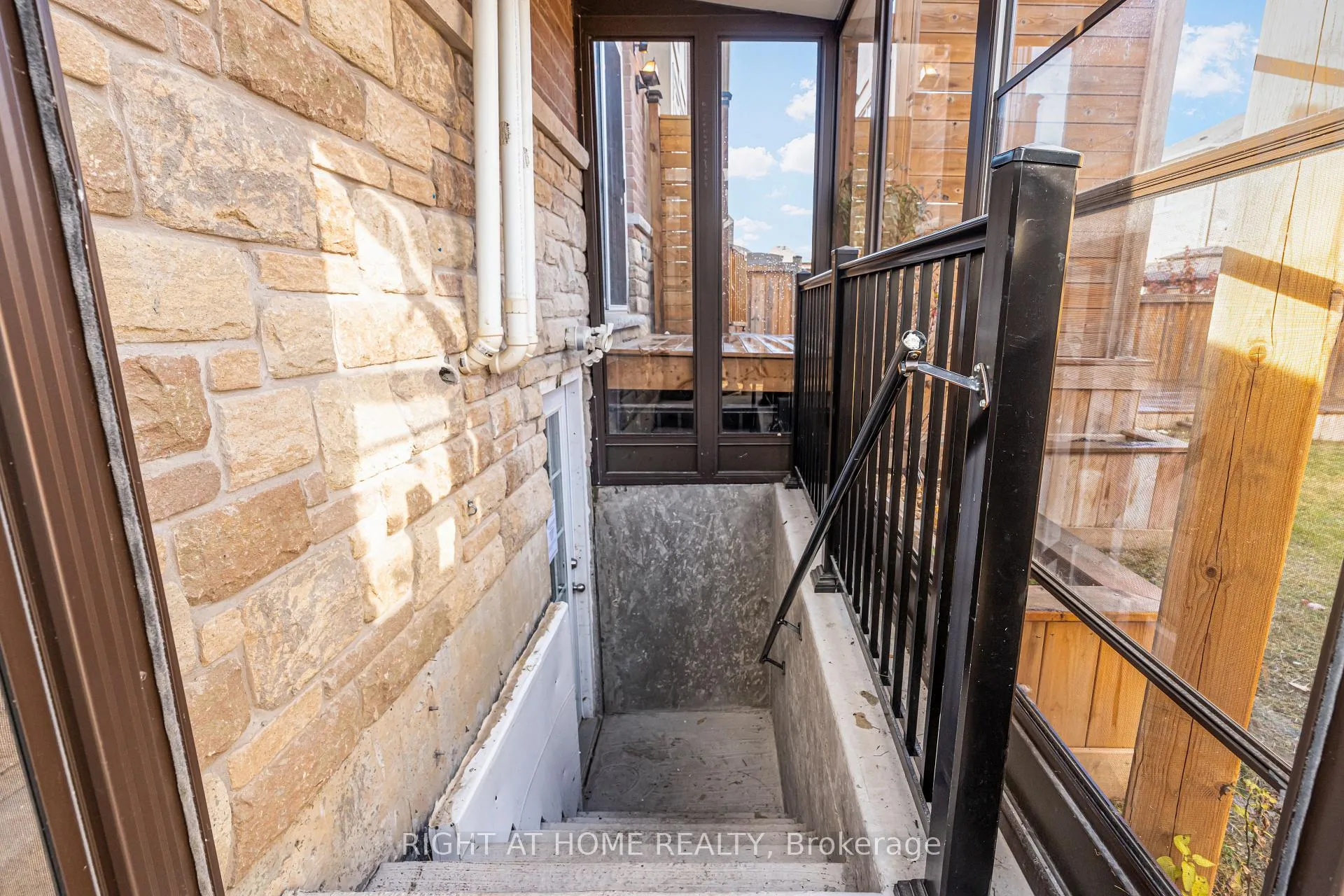 Photo 91 of 96 Humberstone Crescent, Brampton, Northwest Brampton — HOMEH
