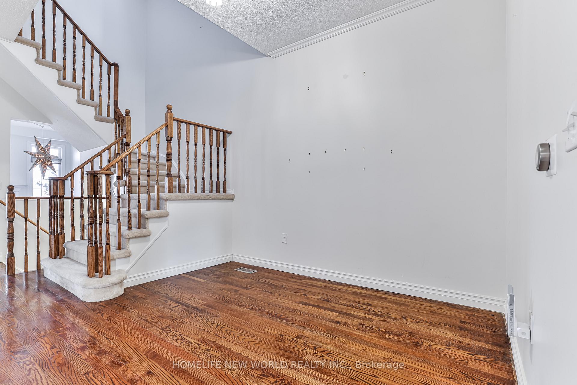 Photo 3 of 16 Downey Circle, Aurora, Bayview Wellington — HOMEH