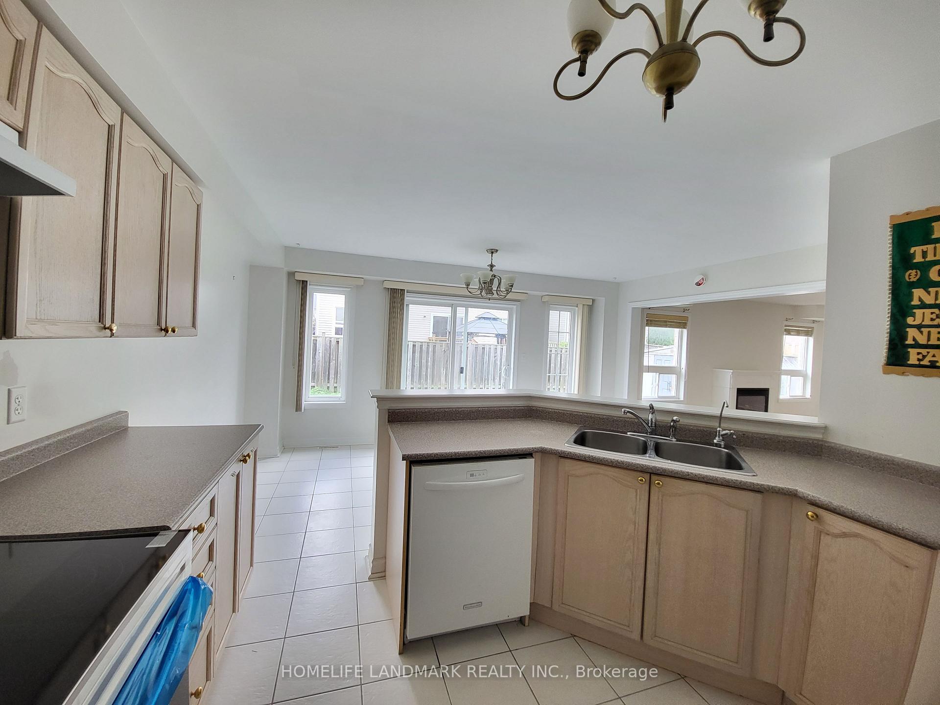 Photo 5 of 37 Maple Crown Terrace, Barrie, Innis-Shore — HOMEH