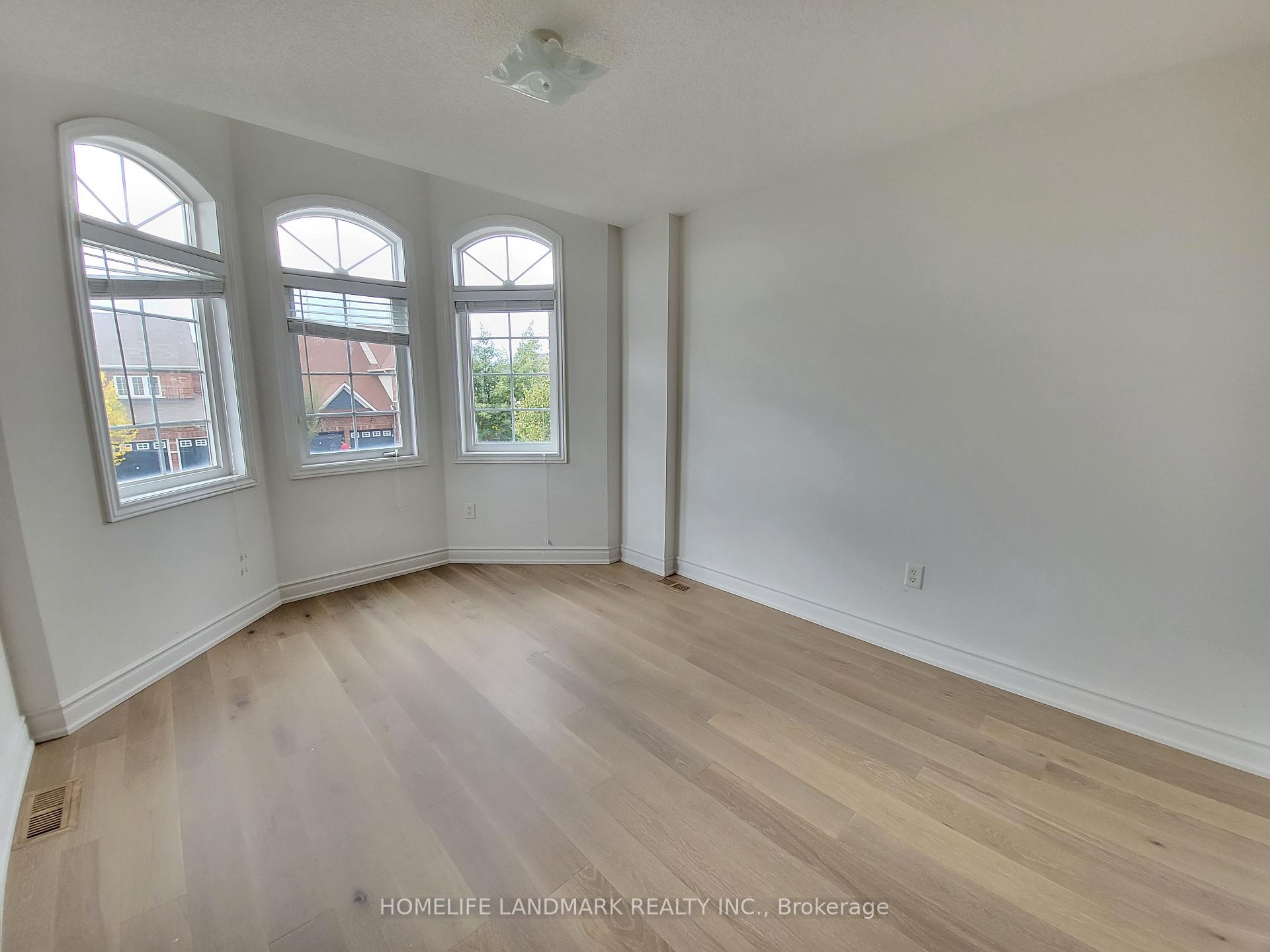 Photo 18 of 37 Maple Crown Terrace, Barrie, Innis-Shore — HOMEH