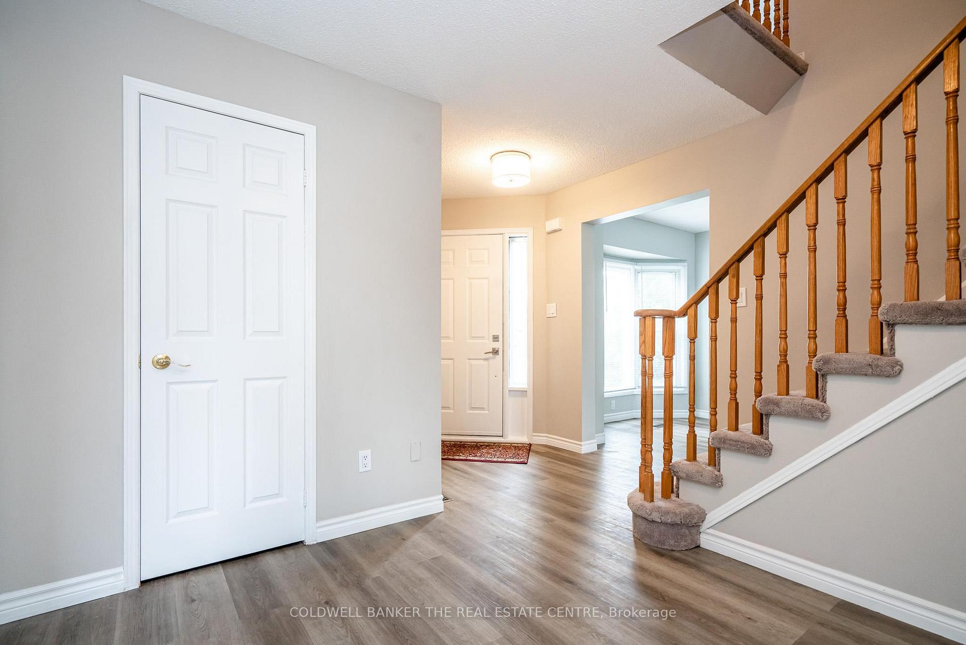 Photo 3 of 9 Penton Drive, Barrie, West Bayfield — HOMEH
