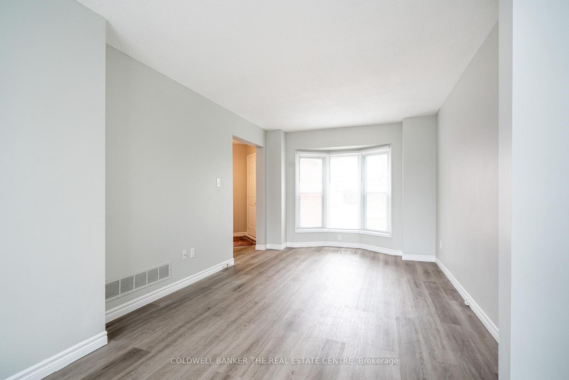 Photo 4 of 9 Penton Drive, Barrie, West Bayfield — HOMEH