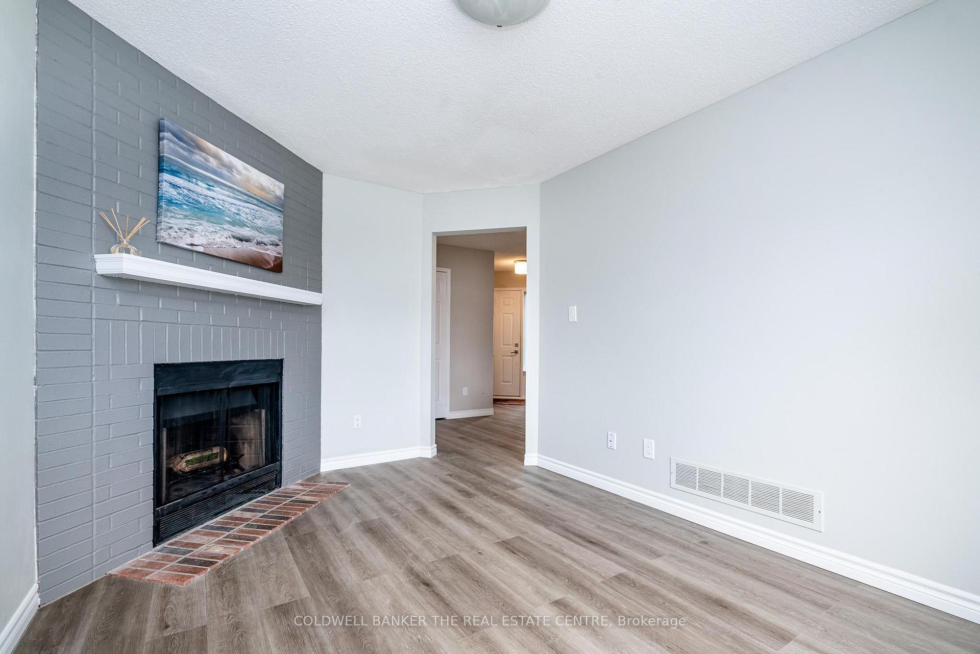 Photo 11 of 9 Penton Drive, Barrie, West Bayfield — HOMEH