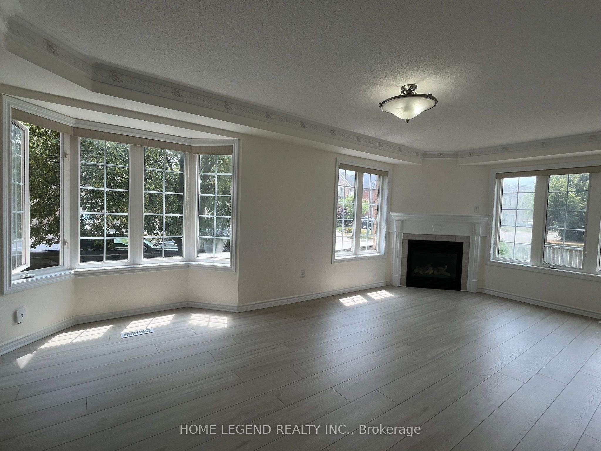Photo 33 of 108 Viscount Drive, Markham, Berczy — HOMEH
