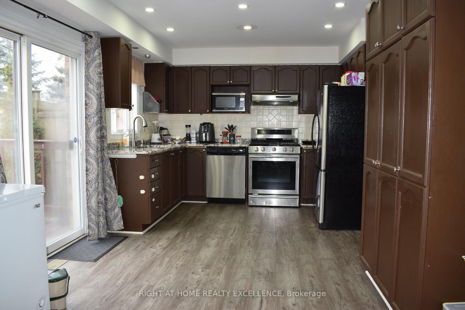 Photo 12 of 205 Thrushwood Drive, Barrie, 400 West — HOMEH