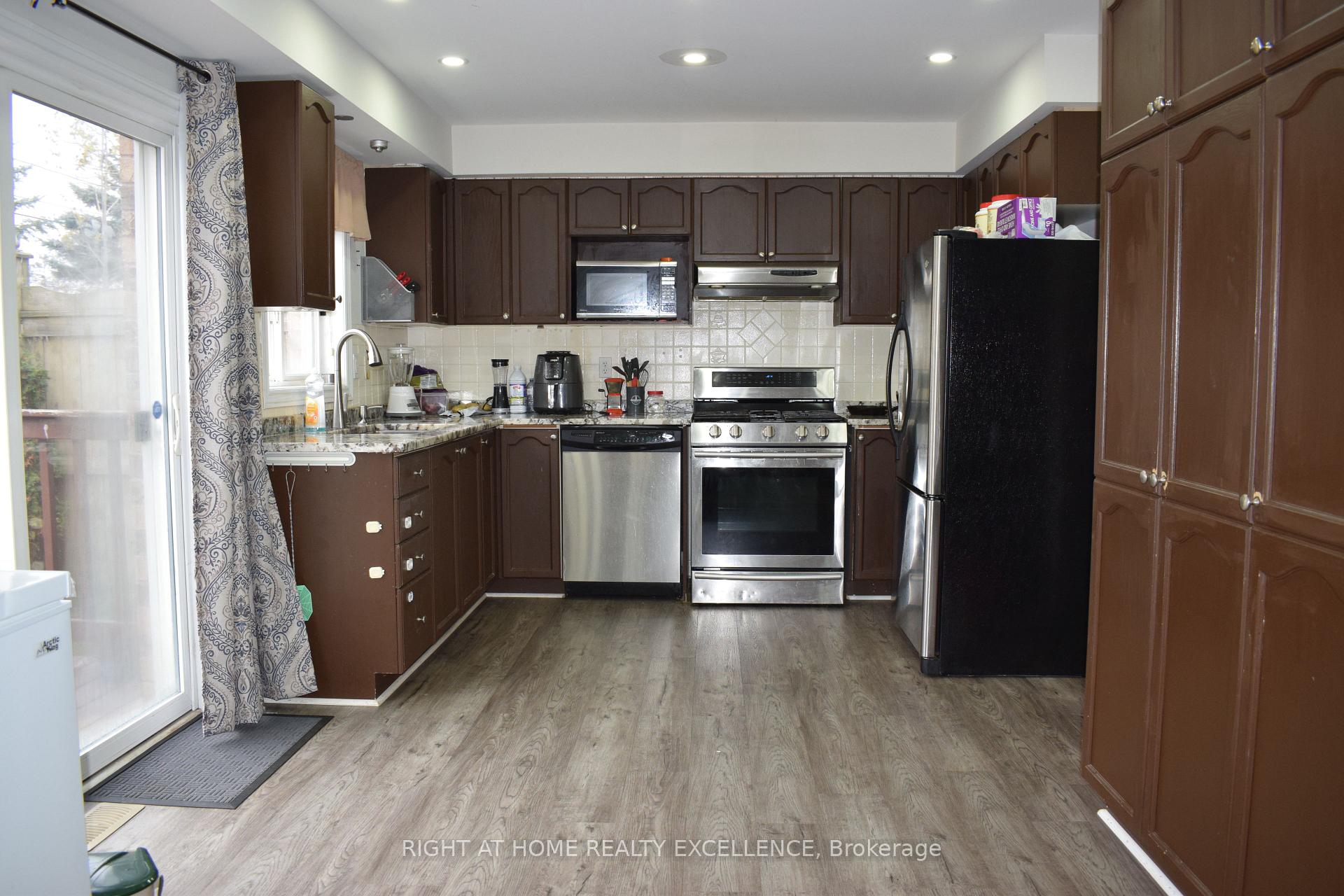 Photo 13 of 205 Thrushwood Drive, Barrie, 400 West — HOMEH
