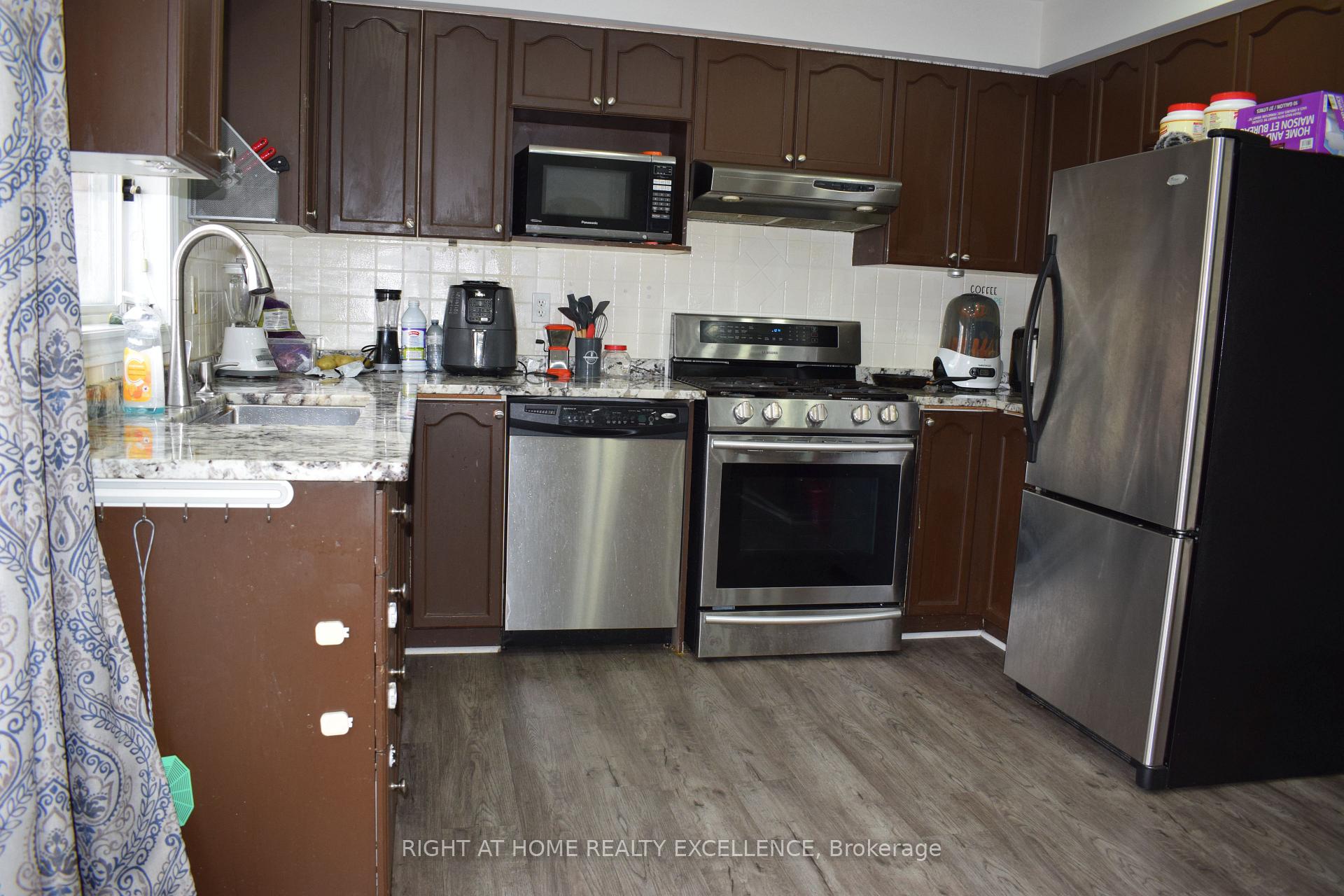 Photo 14 of 205 Thrushwood Drive, Barrie, 400 West — HOMEH