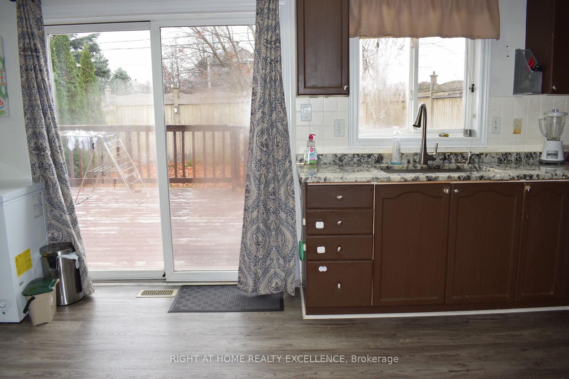 Photo 15 of 205 Thrushwood Drive, Barrie, 400 West — HOMEH