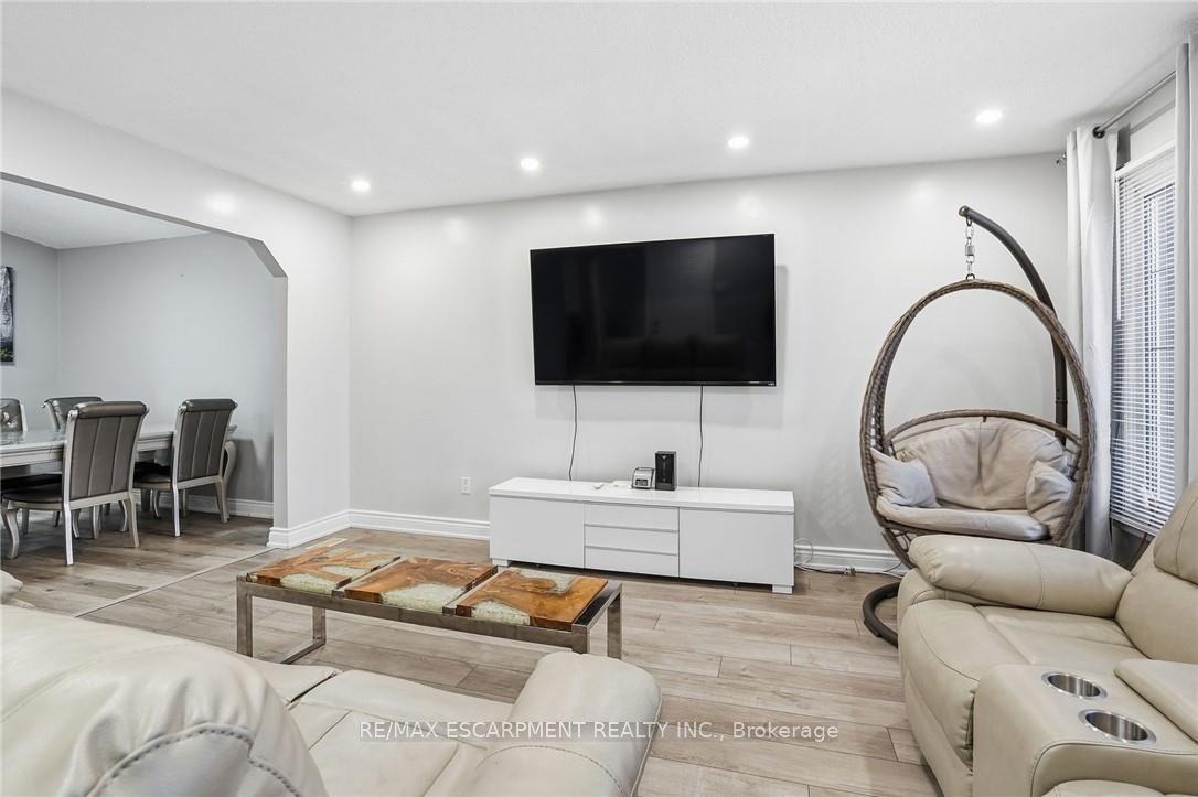 Photo 49 of 5 Twinoaks Crescent, Hamilton, Stoney Creek Mountain — HOMEH