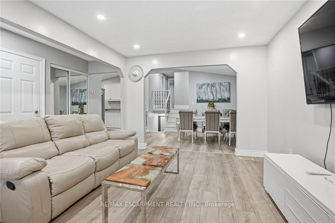 Photo 51 of 5 Twinoaks Crescent, Hamilton, Stoney Creek Mountain — HOMEH