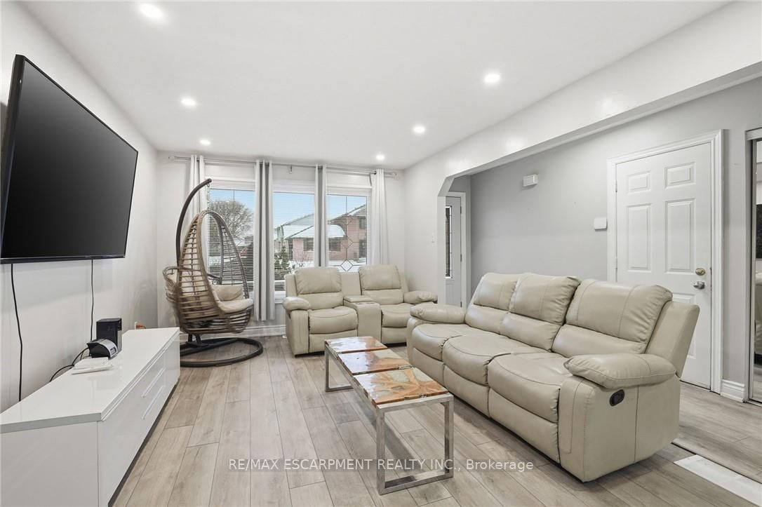 Photo 50 of 5 Twinoaks Crescent, Hamilton, Stoney Creek Mountain — HOMEH