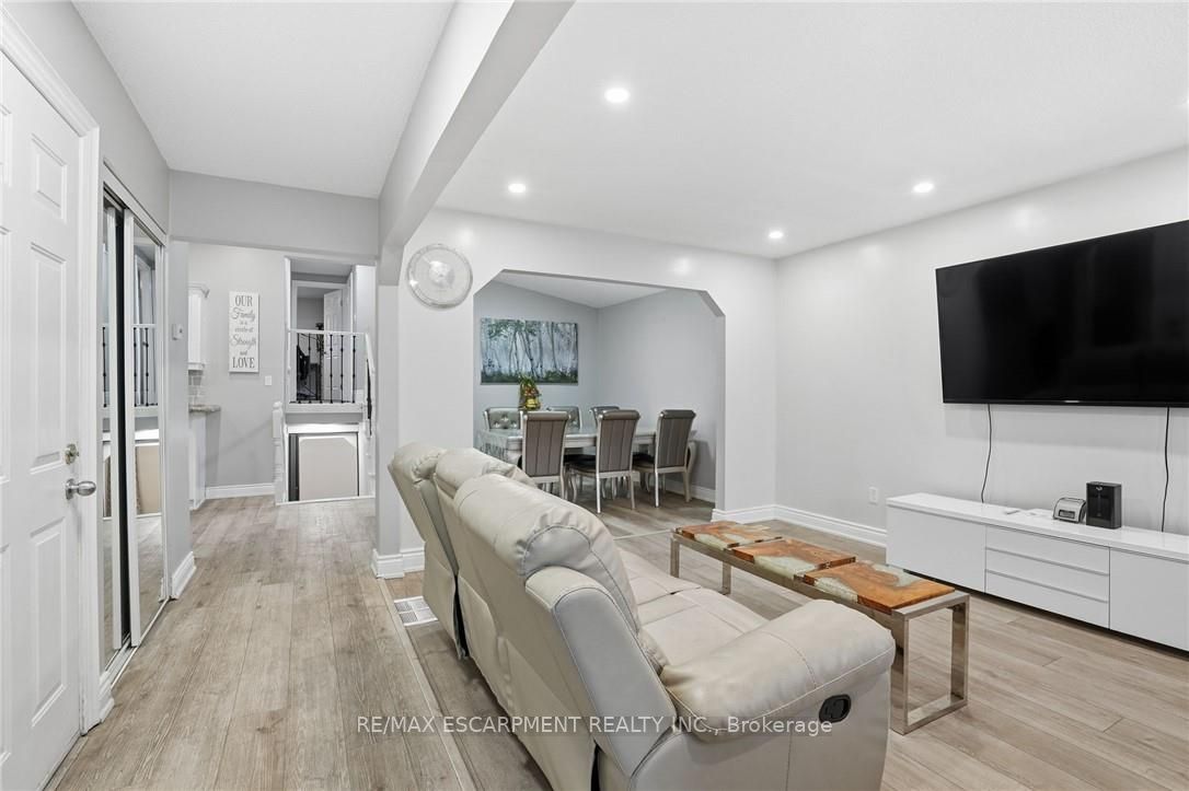 Photo 48 of 5 Twinoaks Crescent, Hamilton, Stoney Creek Mountain — HOMEH