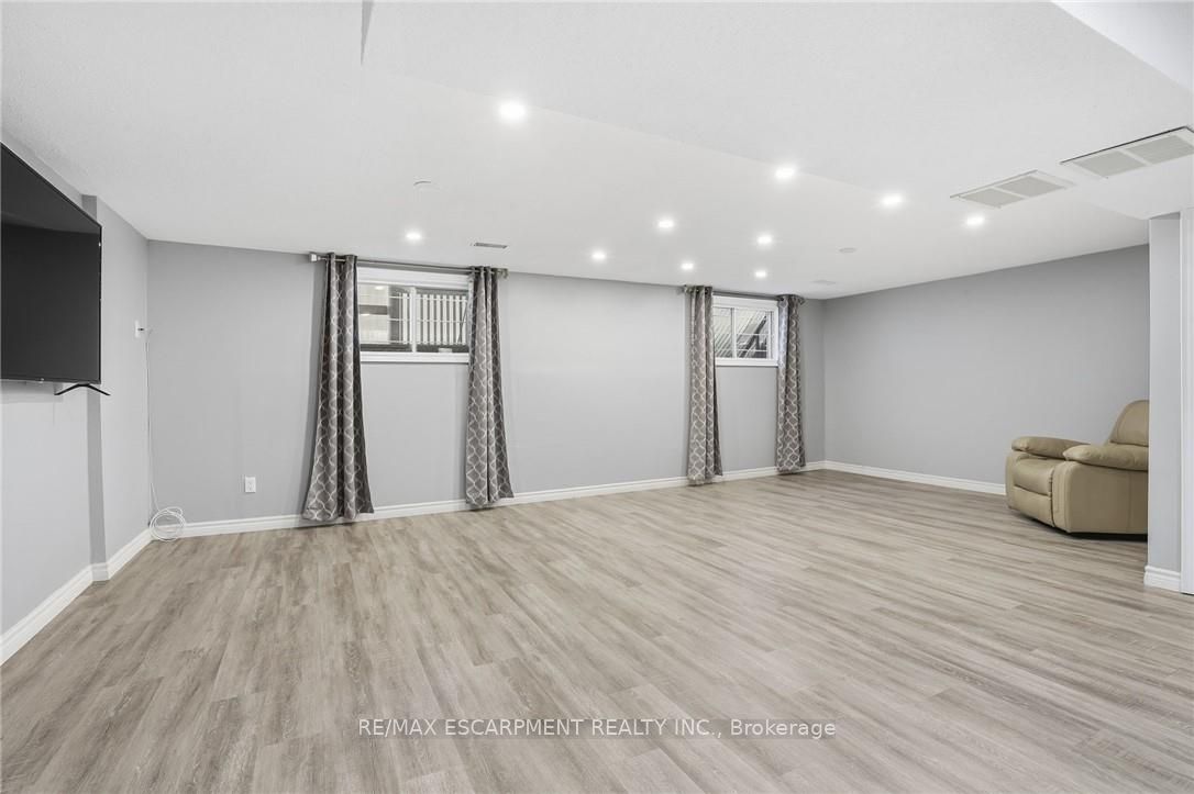Photo 70 of 5 Twinoaks Crescent, Hamilton, Stoney Creek Mountain — HOMEH