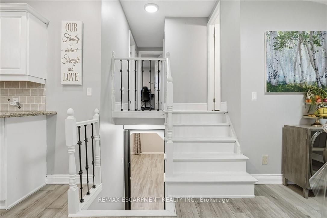 Photo 58 of 5 Twinoaks Crescent, Hamilton, Stoney Creek Mountain — HOMEH