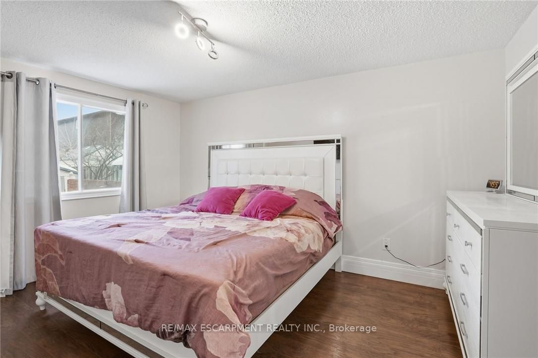 Photo 67 of 5 Twinoaks Crescent, Hamilton, Stoney Creek Mountain — HOMEH