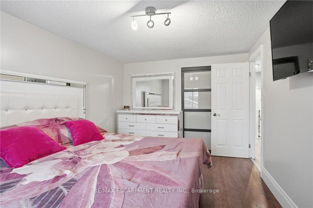 Photo 69 of 5 Twinoaks Crescent, Hamilton, Stoney Creek Mountain — HOMEH