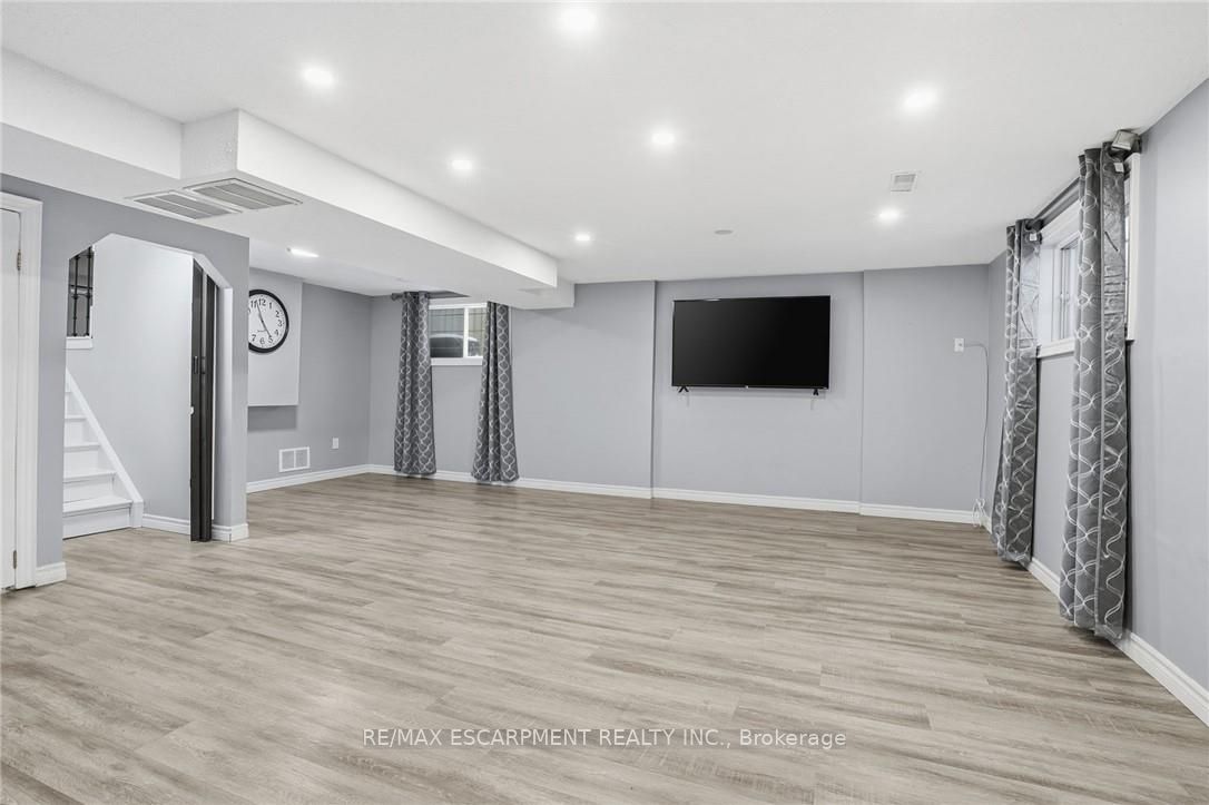 Photo 72 of 5 Twinoaks Crescent, Hamilton, Stoney Creek Mountain — HOMEH