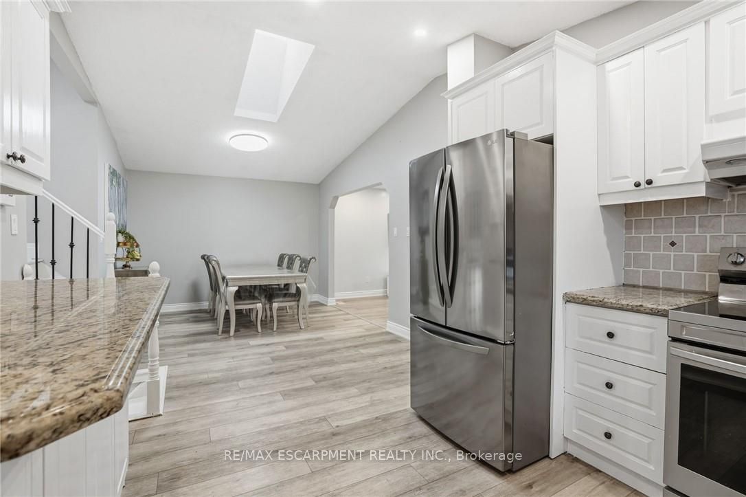 Photo 57 of 5 Twinoaks Crescent, Hamilton, Stoney Creek Mountain — HOMEH