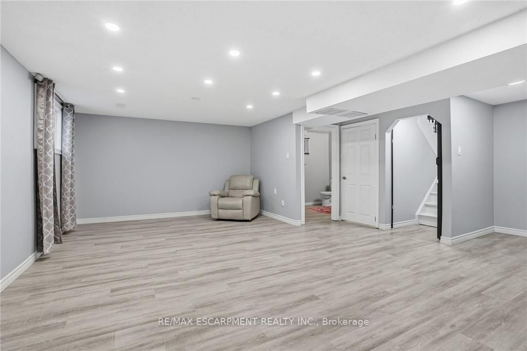 Photo 71 of 5 Twinoaks Crescent, Hamilton, Stoney Creek Mountain — HOMEH