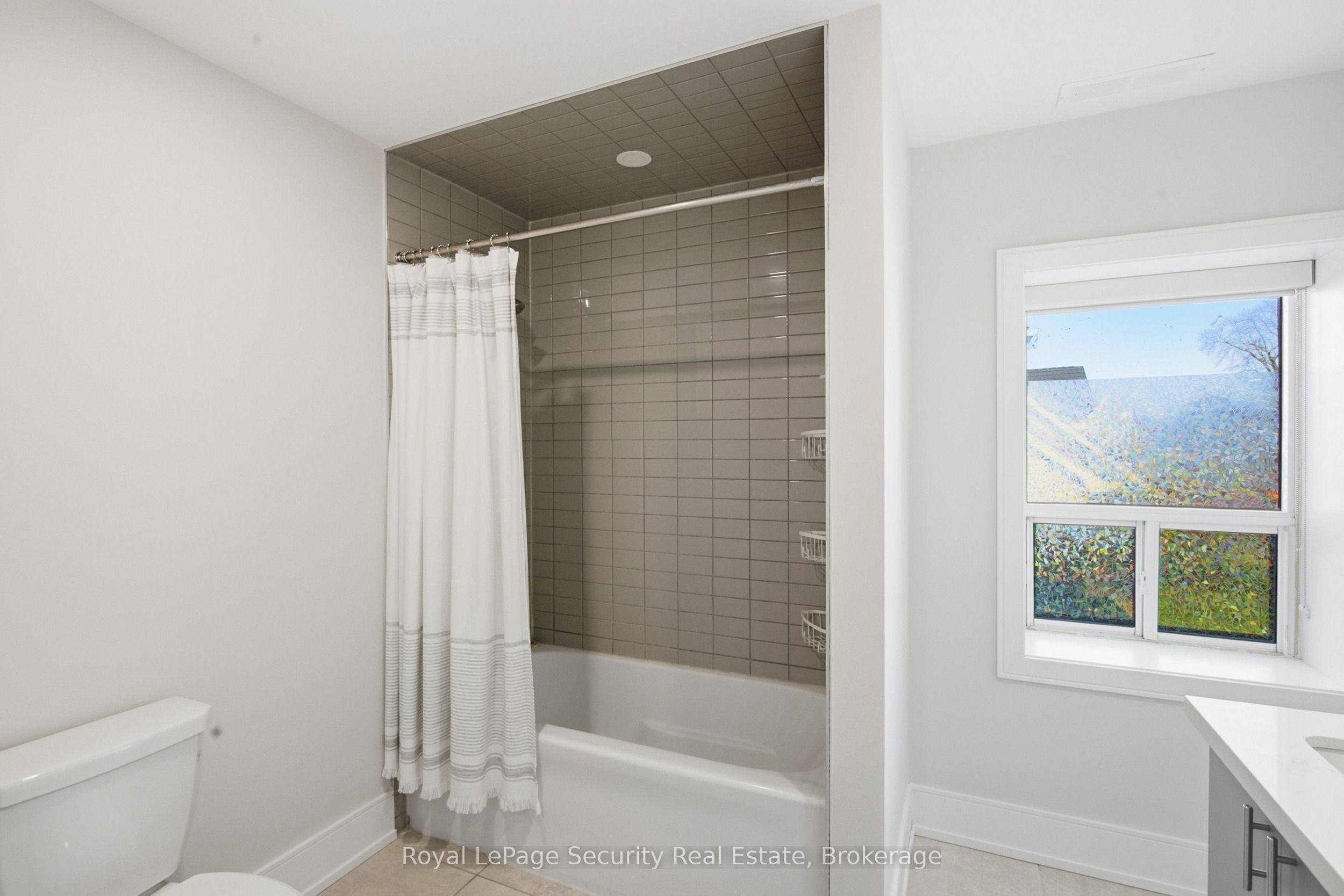 Photo 45 of Unit B, 185 Main Street, King, Schomberg — HOMEH
