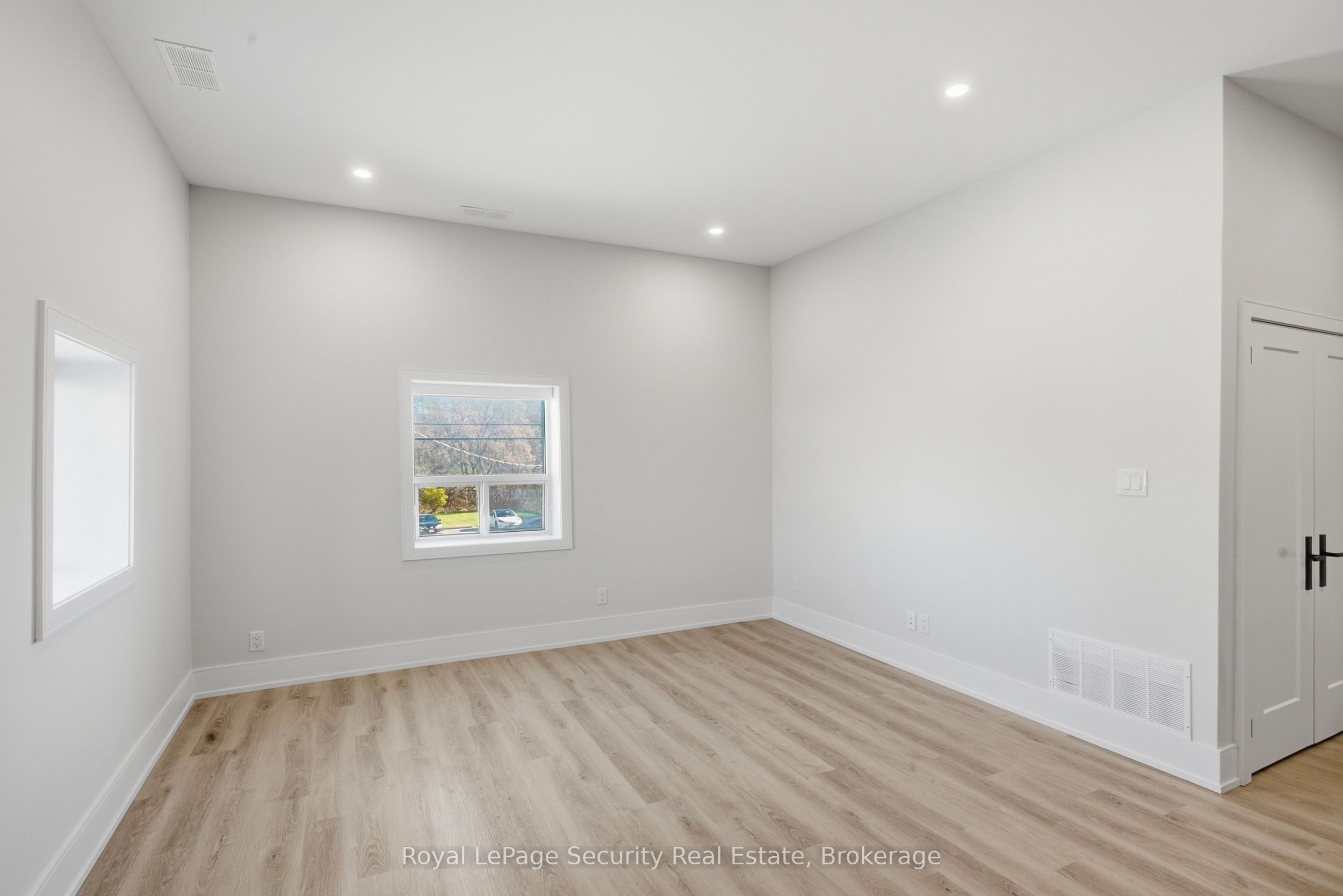 Photo 31 of Unit B, 185 Main Street, King, Schomberg — HOMEH