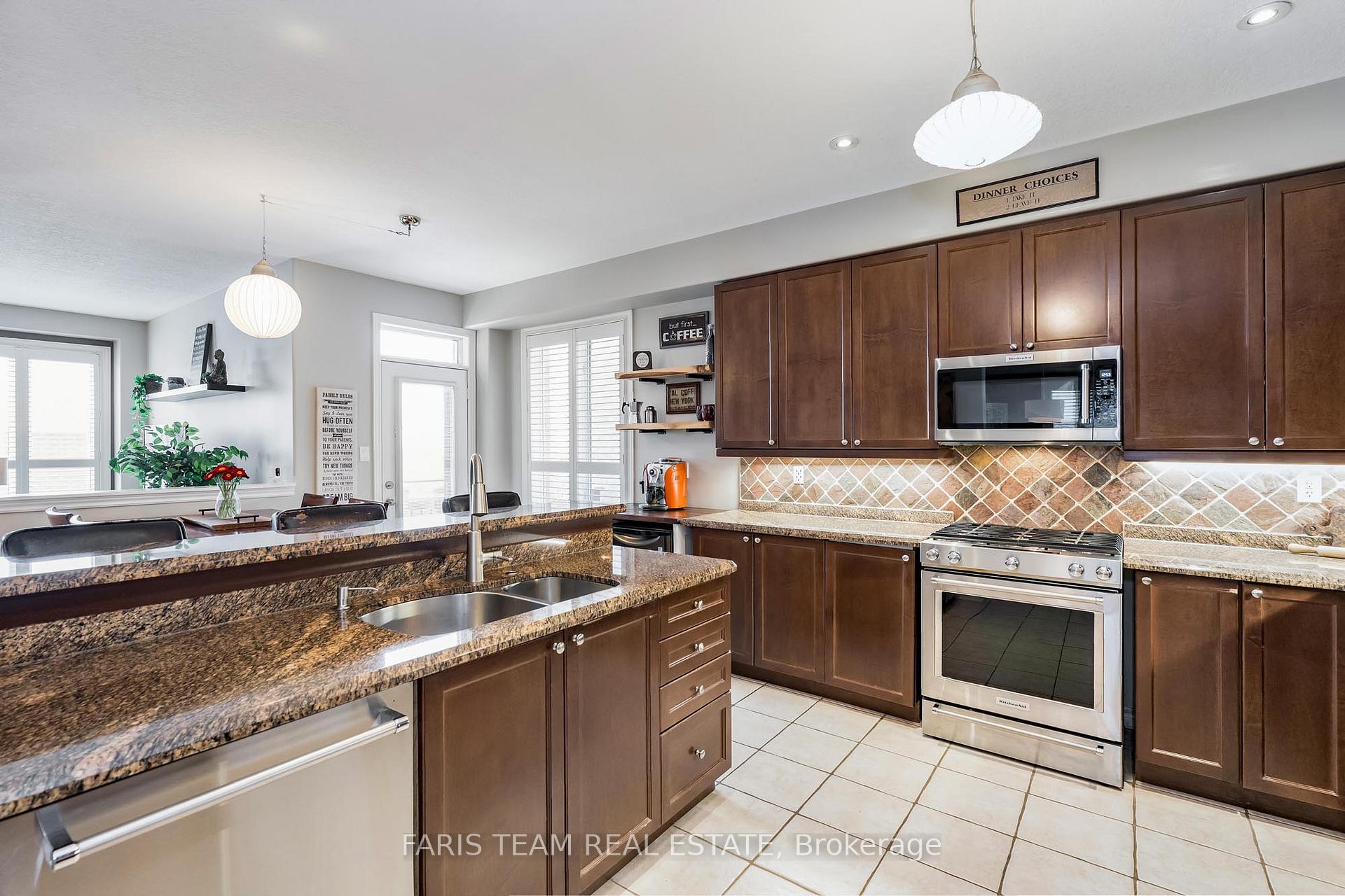 Photo 3 of 54 Parisian Crescent, Barrie, Innis-Shore — HOMEH