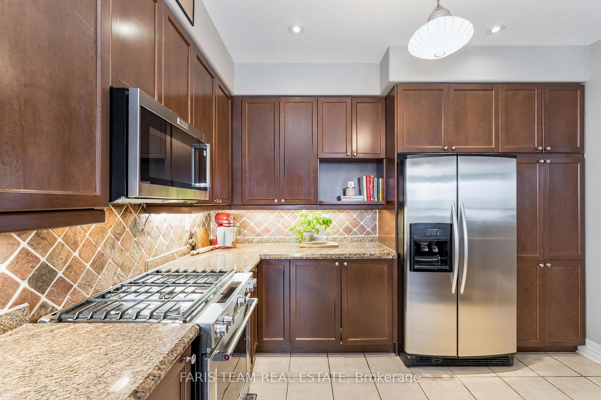 Photo 5 of 54 Parisian Crescent, Barrie, Innis-Shore — HOMEH