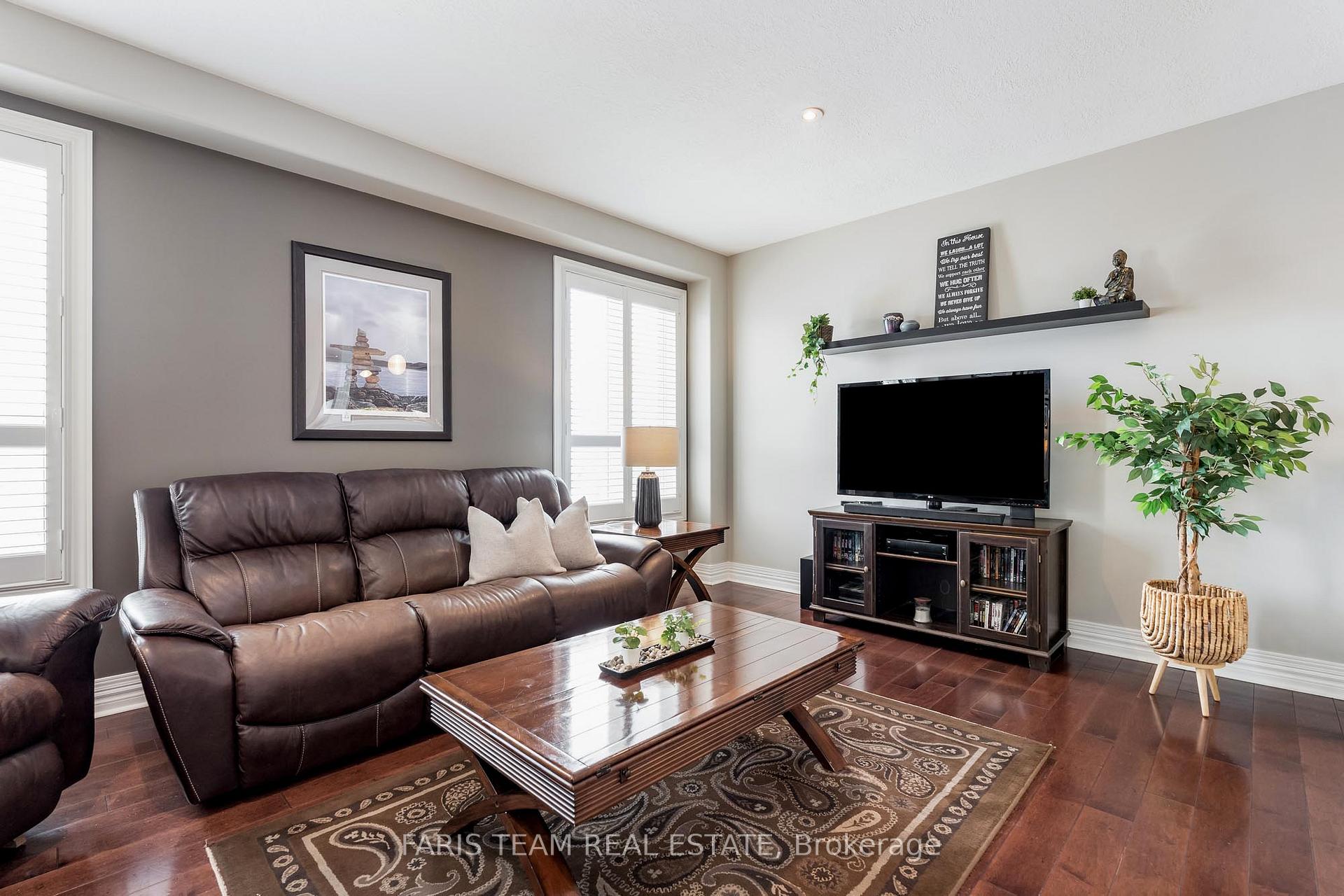Photo 9 of 54 Parisian Crescent, Barrie, Innis-Shore — HOMEH