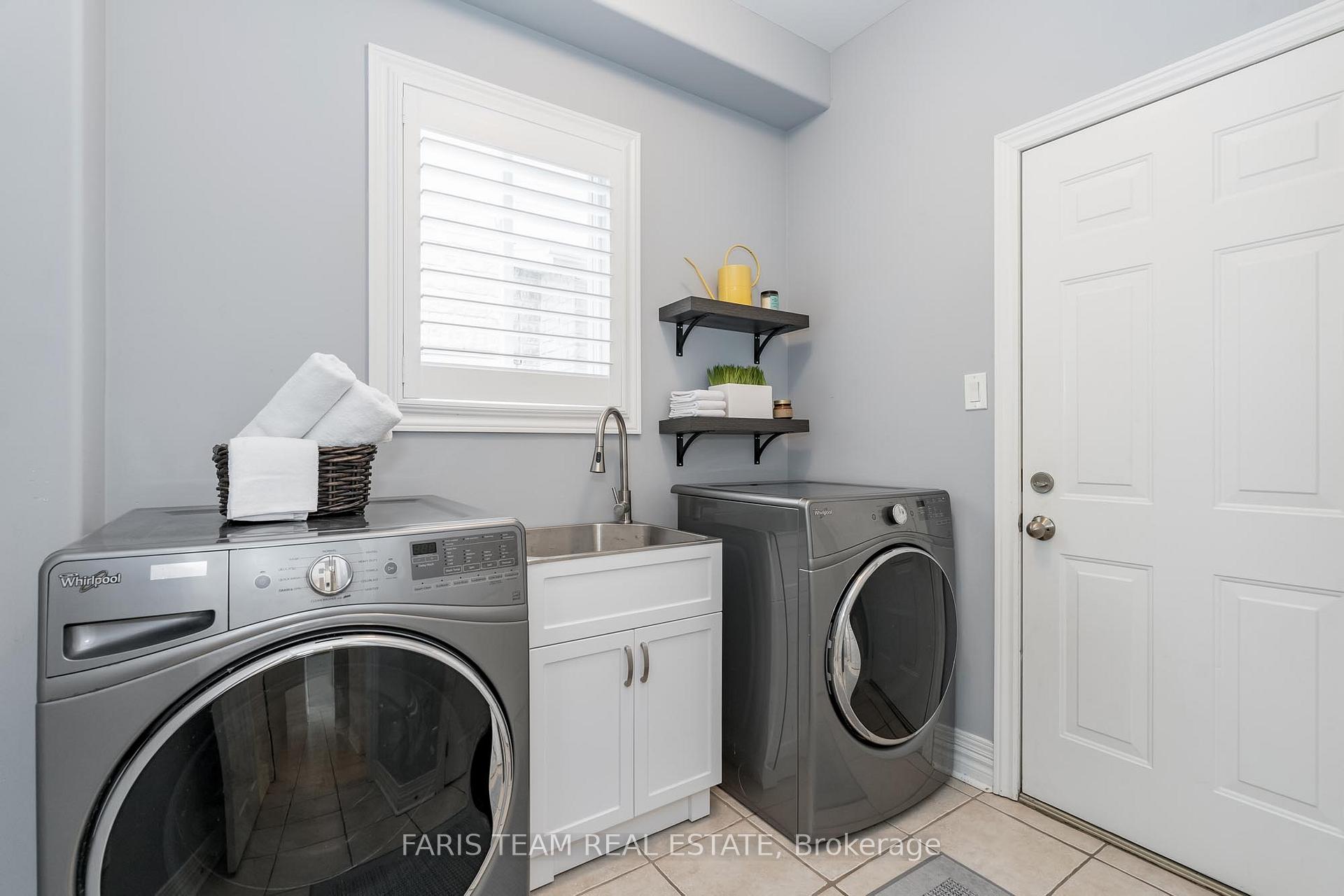 Photo 11 of 54 Parisian Crescent, Barrie, Innis-Shore — HOMEH