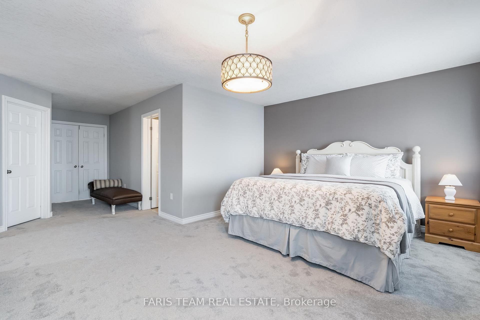 Photo 12 of 54 Parisian Crescent, Barrie, Innis-Shore — HOMEH