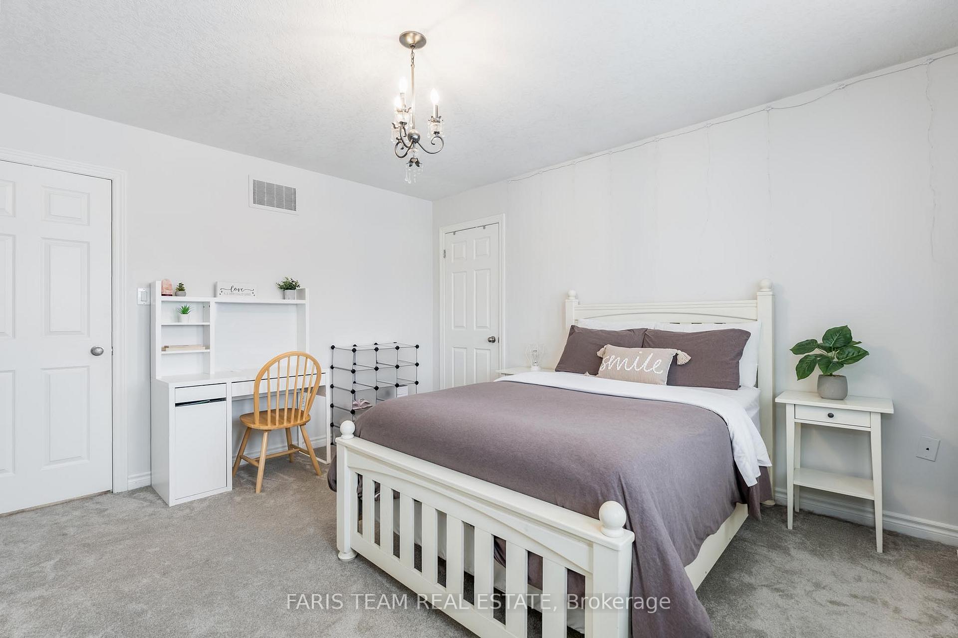 Photo 15 of 54 Parisian Crescent, Barrie, Innis-Shore — HOMEH